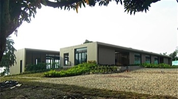 View from the north. Bedrooms wing on the left and social wing on the right. (2010)   View from the north. Bedrooms wing on the left and social wing on the right. (2010)